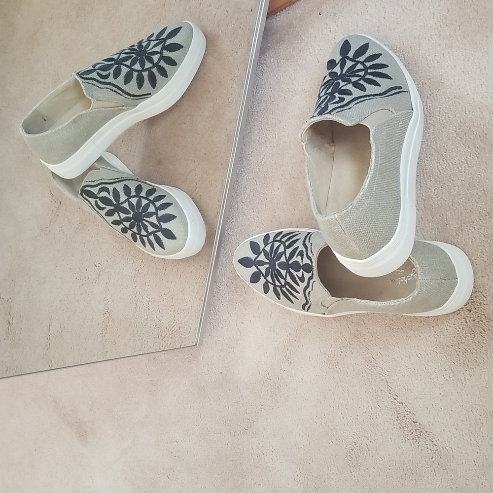 ❤Seychelles Sunshine Embroidered Slip On Sneaker - Size 6.5